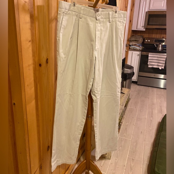 Dockers Pleated Classic Fit Men’s Cream/Light Tan Corduroy Pants - Picture 3 of 8